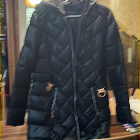 Guess woman’s coat. - Picture 3 of 3